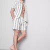 Calções de pijama às riscas