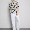 Camisas de manga curta com botões e estampadas com motivos botânicos