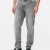 Jeans de cintura média e corte justo