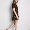 Mini-vestido com mangas bufantes e botões