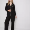 Pijamas estilo «boyfriend» com debrum contrastante