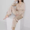 Pijamas estilo boyfriend em cetim