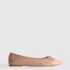 Sapatos rasos de bailarina com laço em imitação de couro