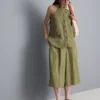 Top com decote halter texturado e botões