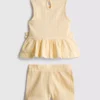 0-36 meses | Conjunto composto por blusa com bainha peplum bordada com motivos florais e calções