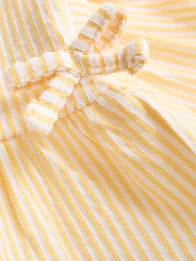 0-36 meses | Conjunto composto por blusa com bainha peplum bordada com motivos florais e calções