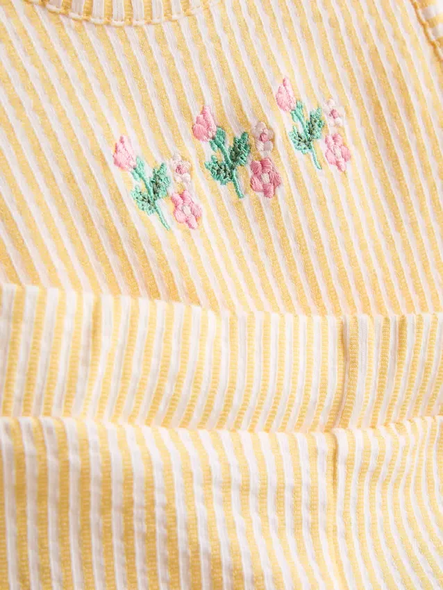 0-36 meses | Conjunto composto por blusa com bainha peplum bordada com motivos florais e calções