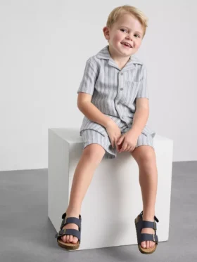 1,5-8 anos | Conjunto de camisola e calções de malha às riscas