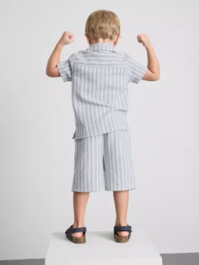1,5-8 anos | Conjunto de camisola e calções de malha às riscas