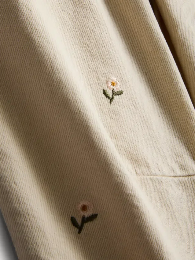 1,5-8 anos | Jeans tipo «paperbag» com bordado floral