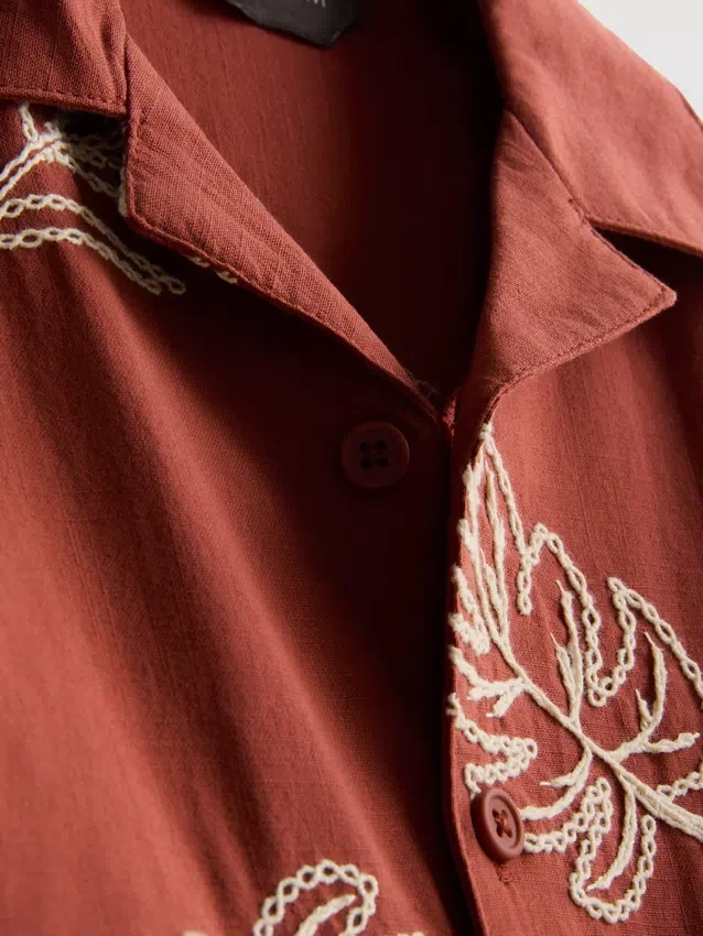 1,5-9 anos | camisa com bordado de folhas