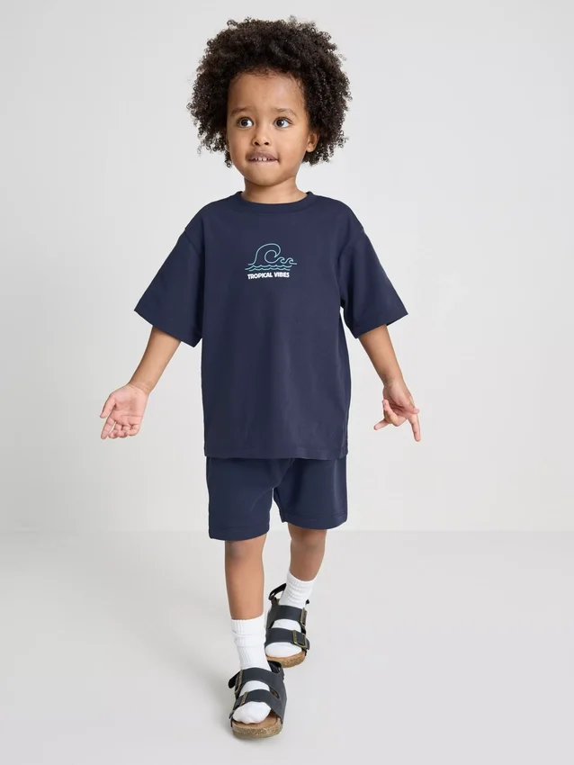 1,5-9 anos | Conjunto de camisas e calções com estampado tropical flocado