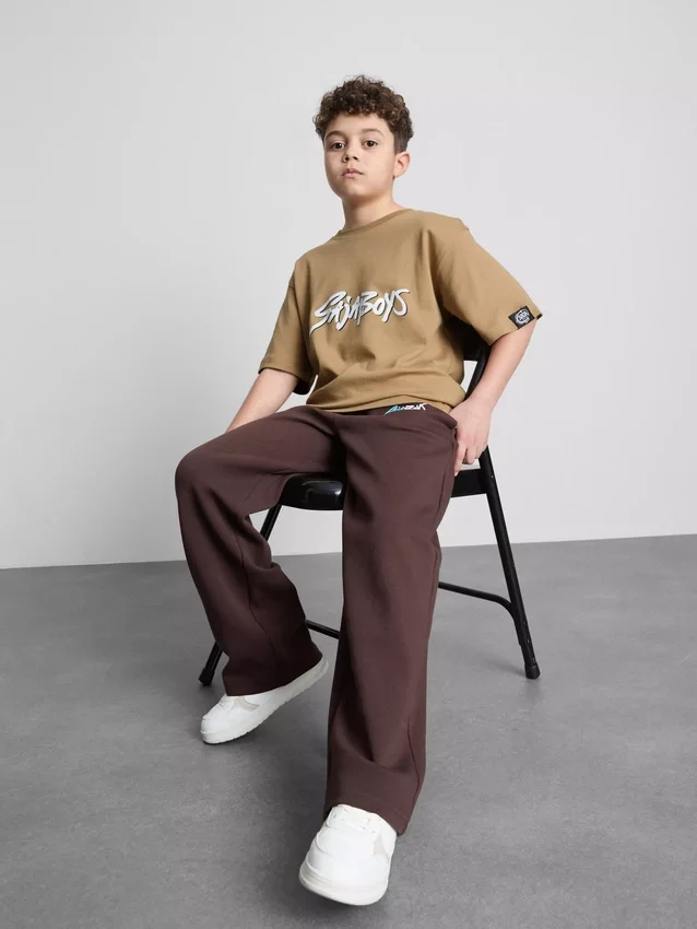 6-15 anos | Camisa com gráfico dos Meninos Saja da série «K-Pop Demon Hunters»
