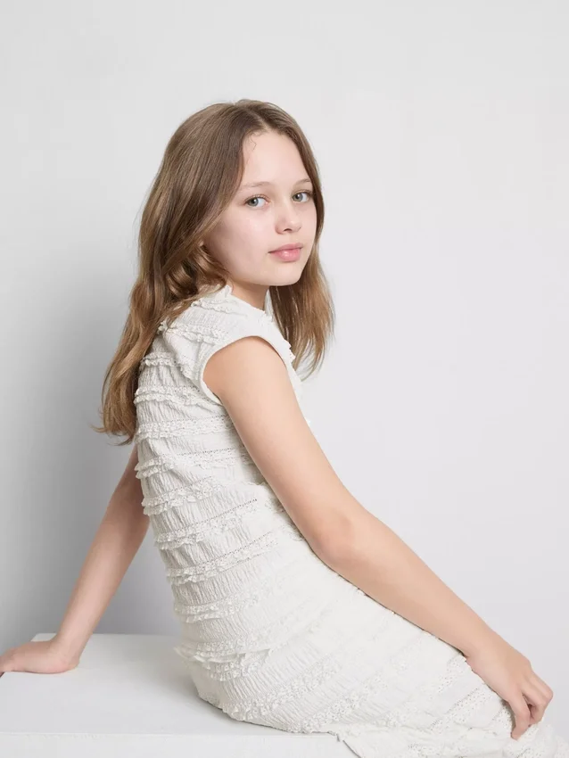 7-15 anos | blusa com mangas curtas franzidas e acabamento em renda