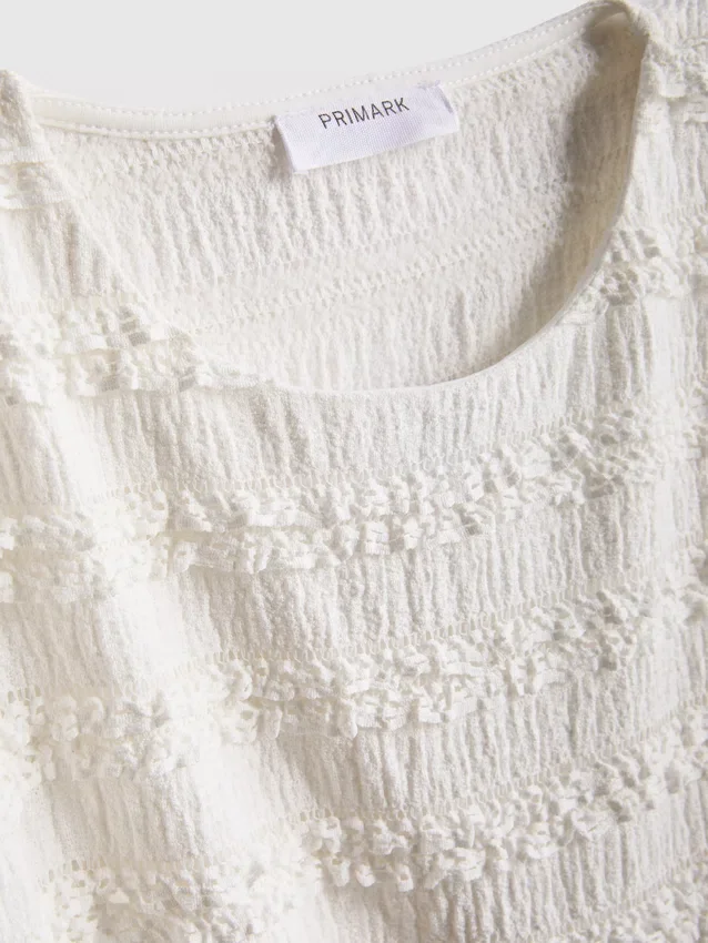 7-15 anos | blusa com mangas curtas franzidas e acabamento em renda