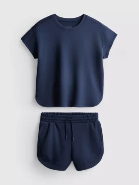 7-15 anos | Conjunto composto por t-shirt larga e calções de corrida
