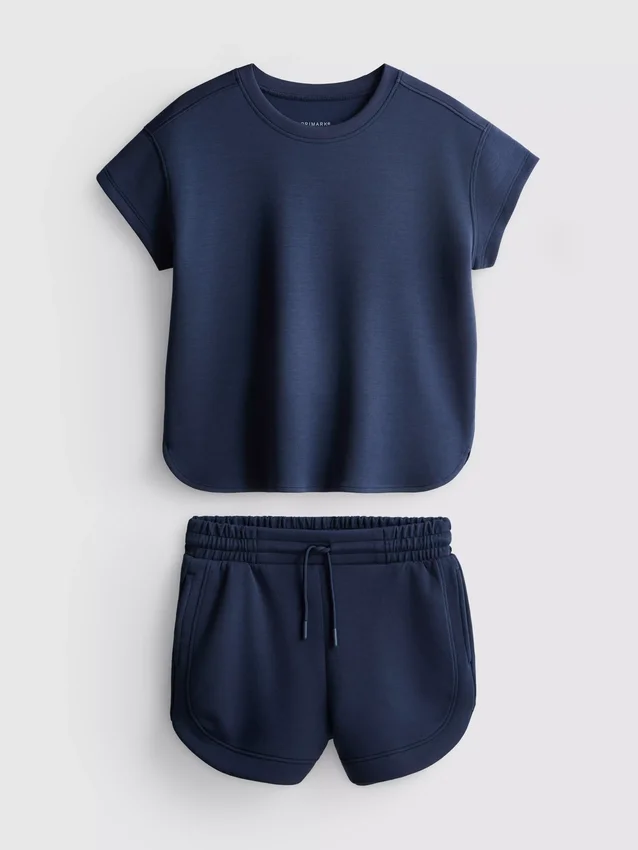 7-15 anos | Conjunto composto por t-shirt larga e calções de corrida