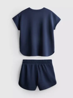 7-15 anos | Conjunto composto por t-shirt larga e calções de corrida