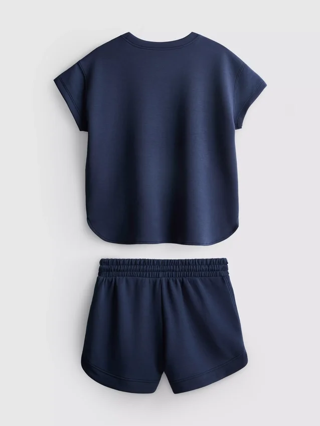 7-15 anos | Conjunto composto por t-shirt larga e calções de corrida