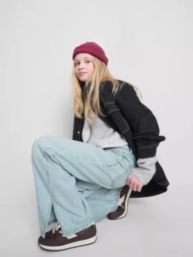 7-15 anos | Jeans de perna larga com fenda na bainha