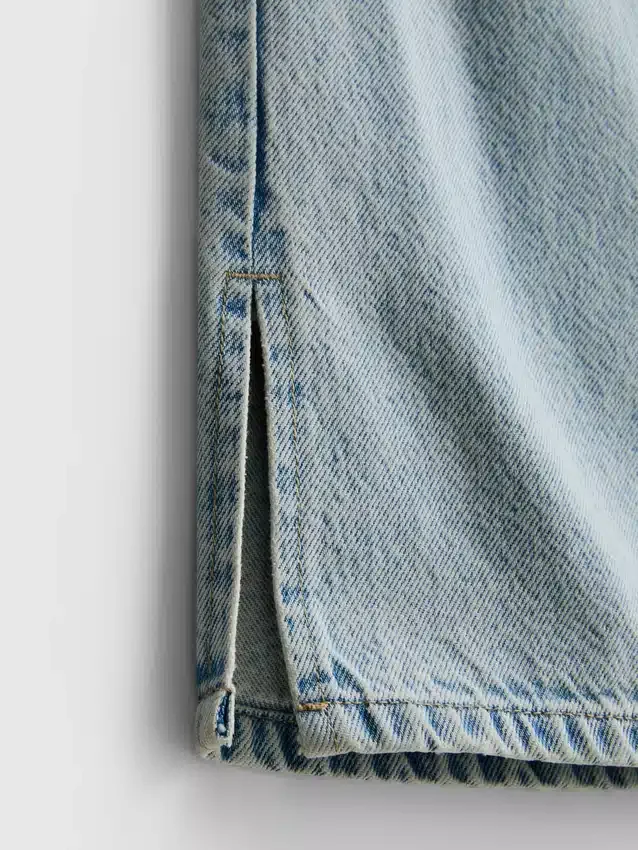 7-15 anos | Jeans de perna larga com fenda na bainha