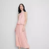 A blusa drapeada com decote halter e tecido respirável da The Edit