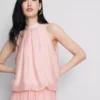 A blusa drapeada com decote halter e tecido respirável da The Edit