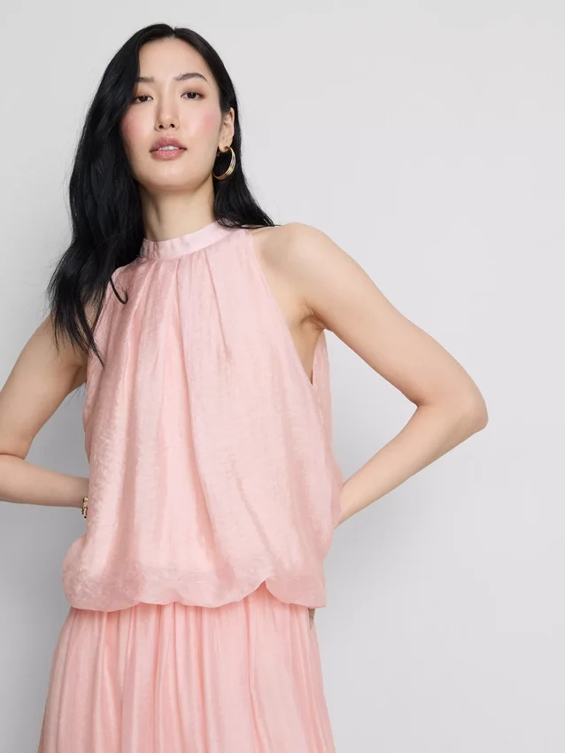 A blusa drapeada com decote halter e tecido respirável da The Edit