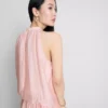 A blusa drapeada com decote halter e tecido respirável da The Edit