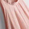 A blusa drapeada com decote halter e tecido respirável da The Edit