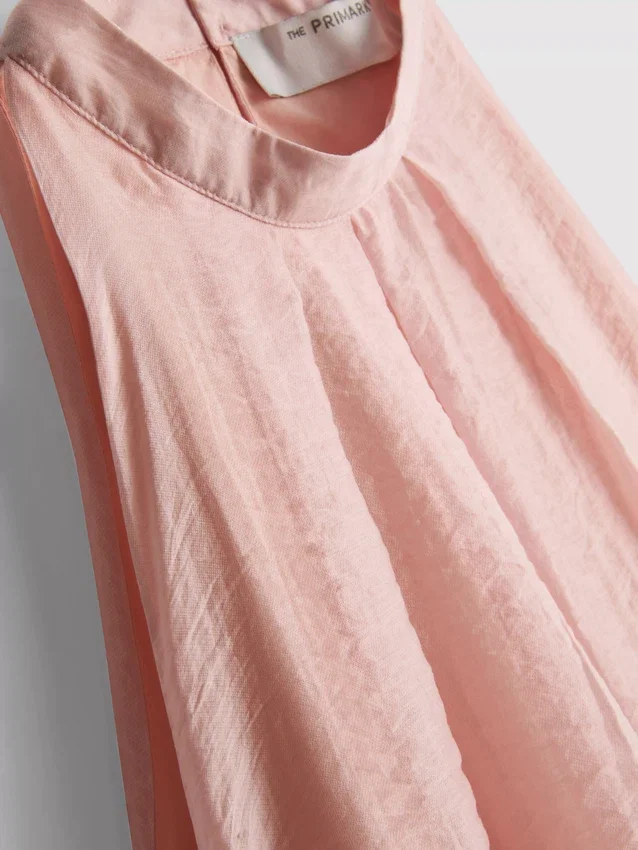 A blusa drapeada com decote halter e tecido respirável da The Edit