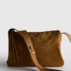 A bolsa de ombro dobrável em camurça da The Edit