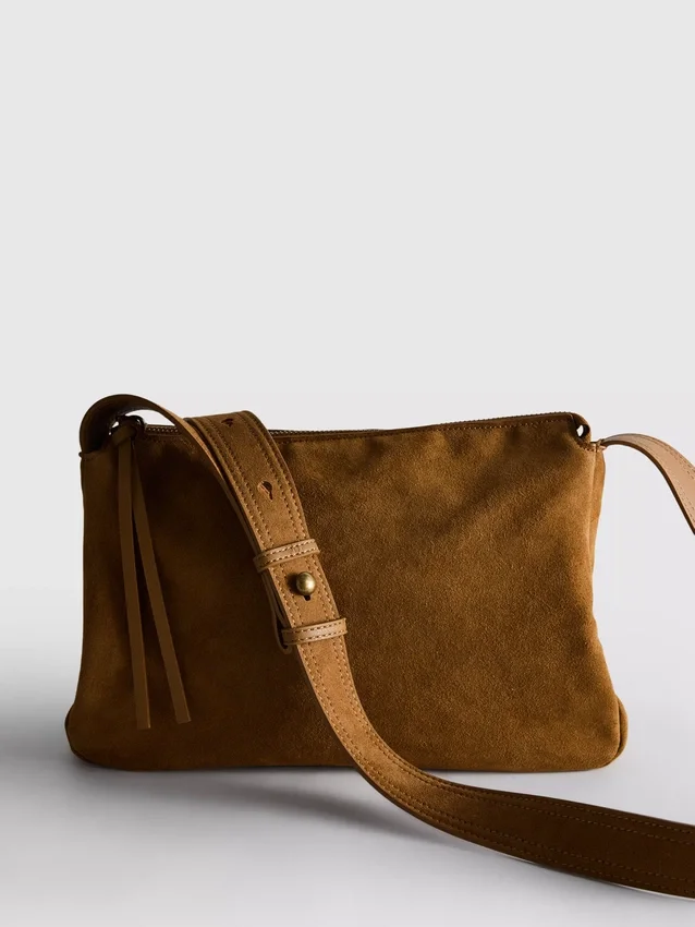 A bolsa de ombro dobrável em camurça da The Edit