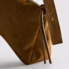 A bolsa de ombro dobrável em camurça da The Edit