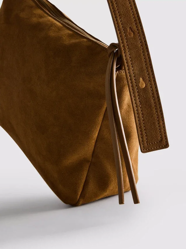 A bolsa de ombro dobrável em camurça da The Edit