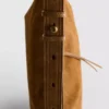 A bolsa de ombro dobrável em camurça da The Edit