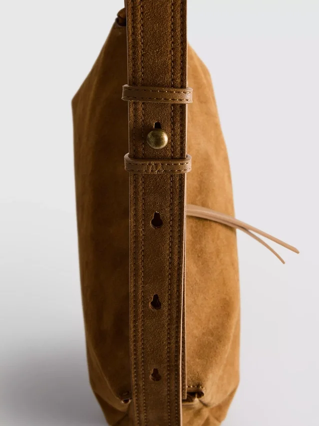 A bolsa de ombro dobrável em camurça da The Edit