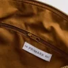 A bolsa de ombro dobrável em camurça da The Edit