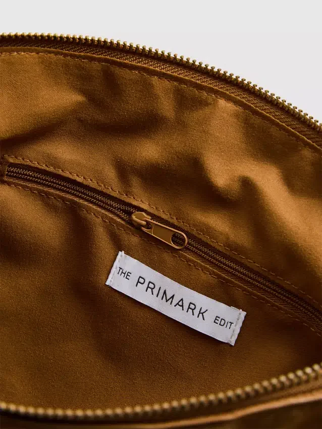A bolsa de ombro dobrável em camurça da The Edit
