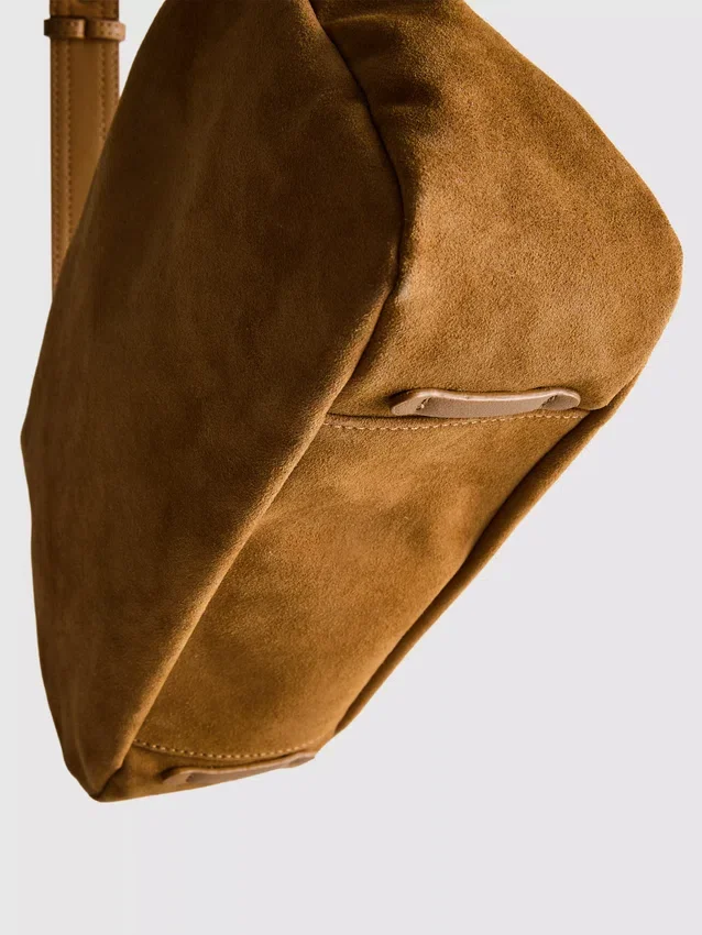 A bolsa de ombro dobrável em camurça da The Edit