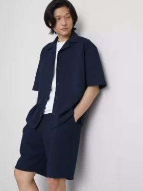 A camisa de manga curta com textura «The Edit»