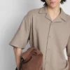A camisa de manga curta com textura «The Edit»