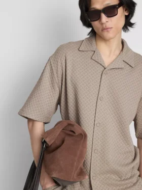 A camisa de manga curta com textura «The Edit»