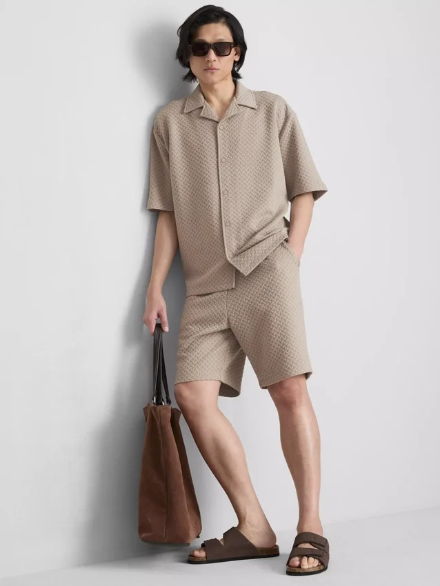 A camisa de manga curta com textura «The Edit»