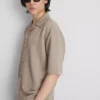 A camisa de manga curta com textura «The Edit»