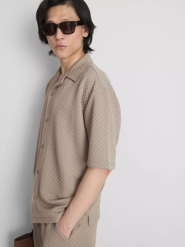 A camisa de manga curta com textura «The Edit»