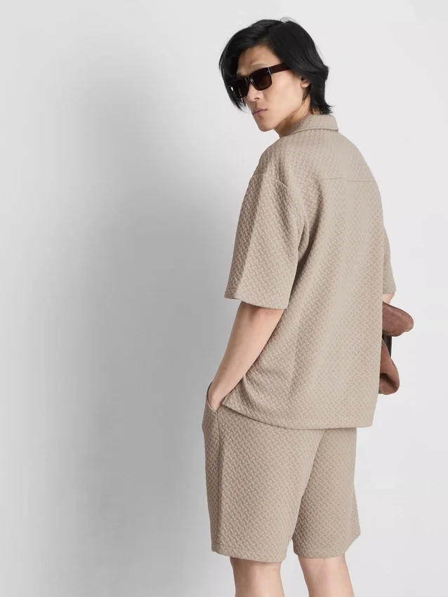 A camisa de manga curta com textura «The Edit»