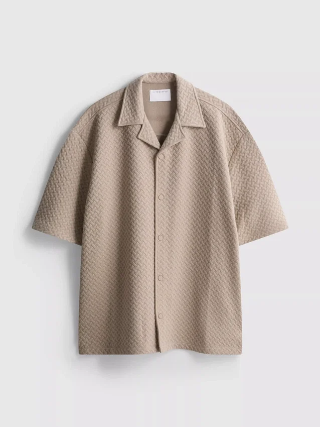 A camisa de manga curta com textura «The Edit»