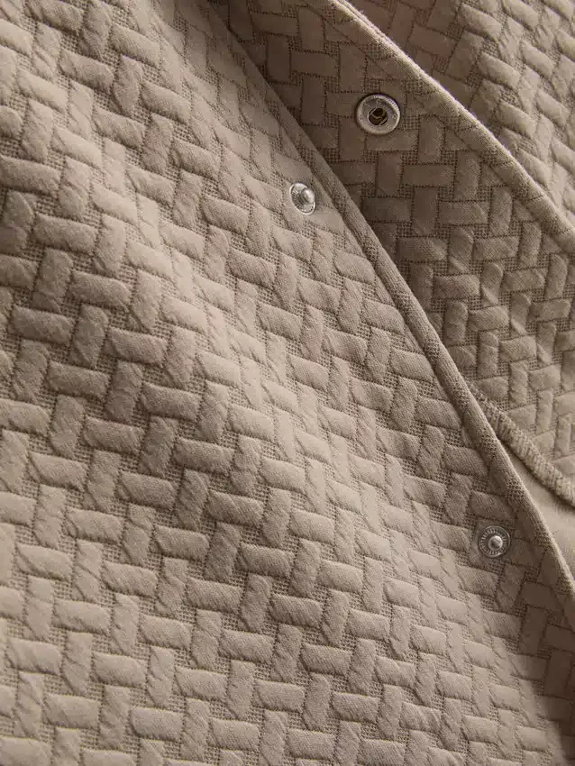A camisa de manga curta com textura «The Edit»