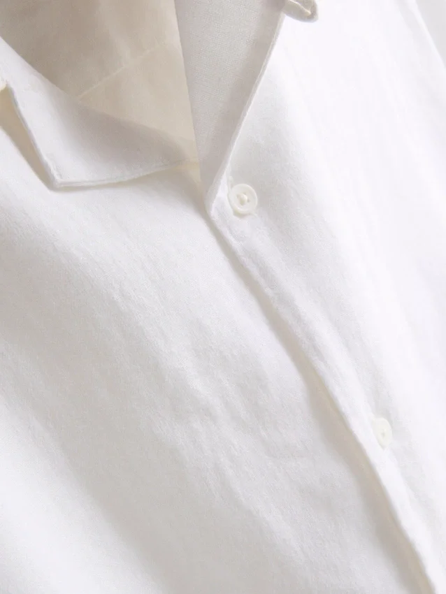 A camisa descontraída em mistura de linho da The Edit
